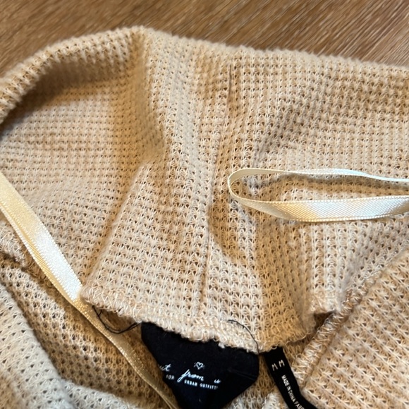 Women's Urban Outfitters Summer Cream Sweater Size Medium - Picture 5 of 8